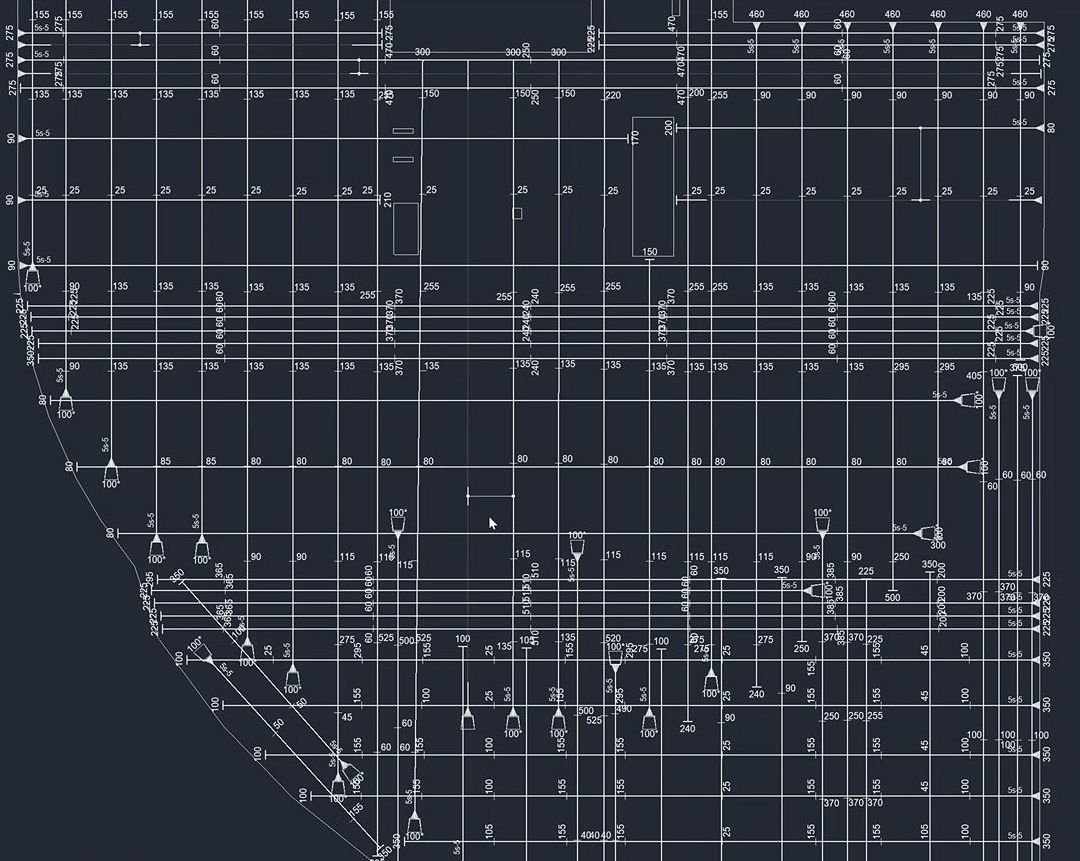 Cropped Revit plan from the earlier workflow, with tendon lines, grouped runs, end symbols and profile values beside an irregular floor edge.